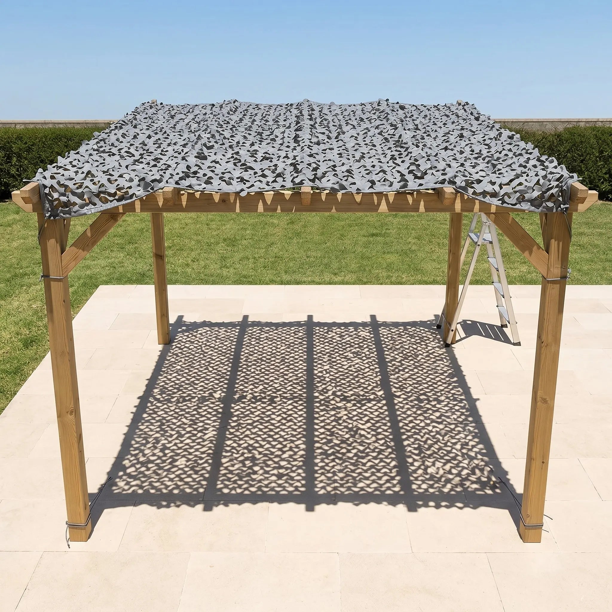 Fixer un filet de camouflage sans percer (balcon, location)