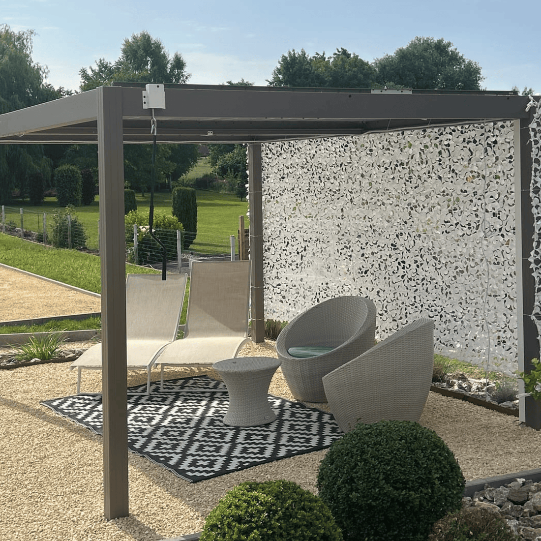 Brise-vue en rouleau : dérouler et tendre un filet sans plis