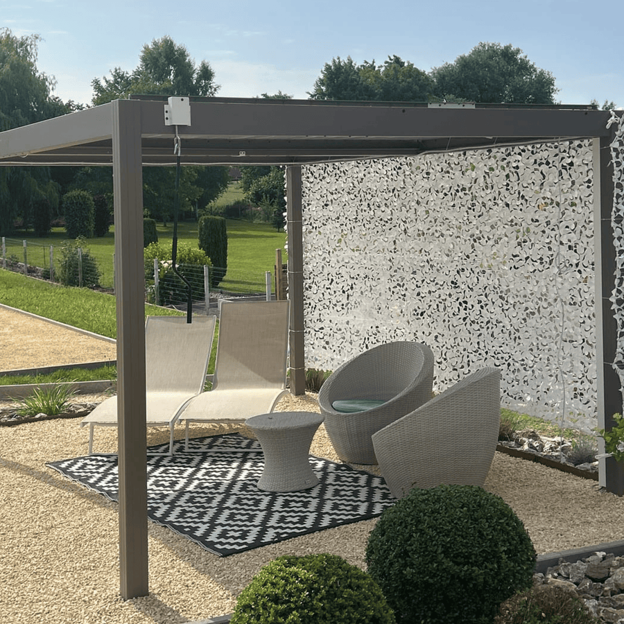 Brise-vue en rouleau : dérouler et tendre un filet sans plis