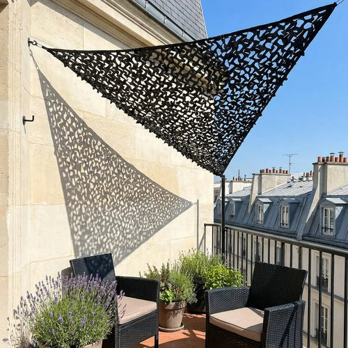 Filet de camouflage triangulaire noir sur balcon