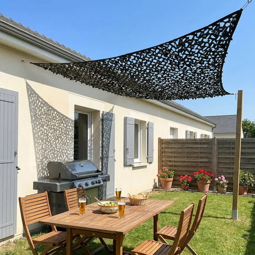 Filet de camouflage triangulaire noir sur terrasse