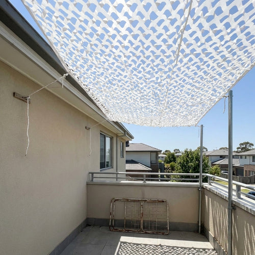 Filet de camouflage installé sur balcon