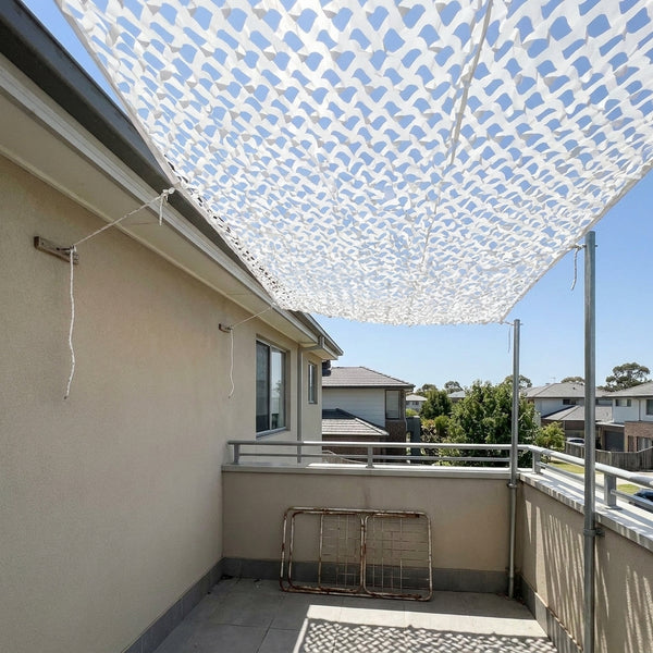Filet de camouflage installé sur balcon
