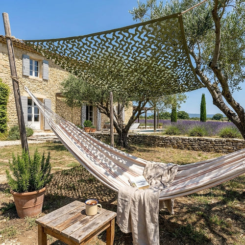 Filet d'ombrage en camouflage vert dans un jardin