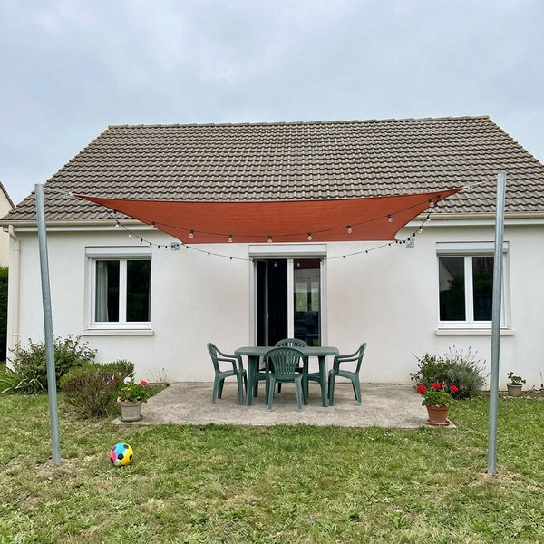 Voile d'ombrage dans un jardin