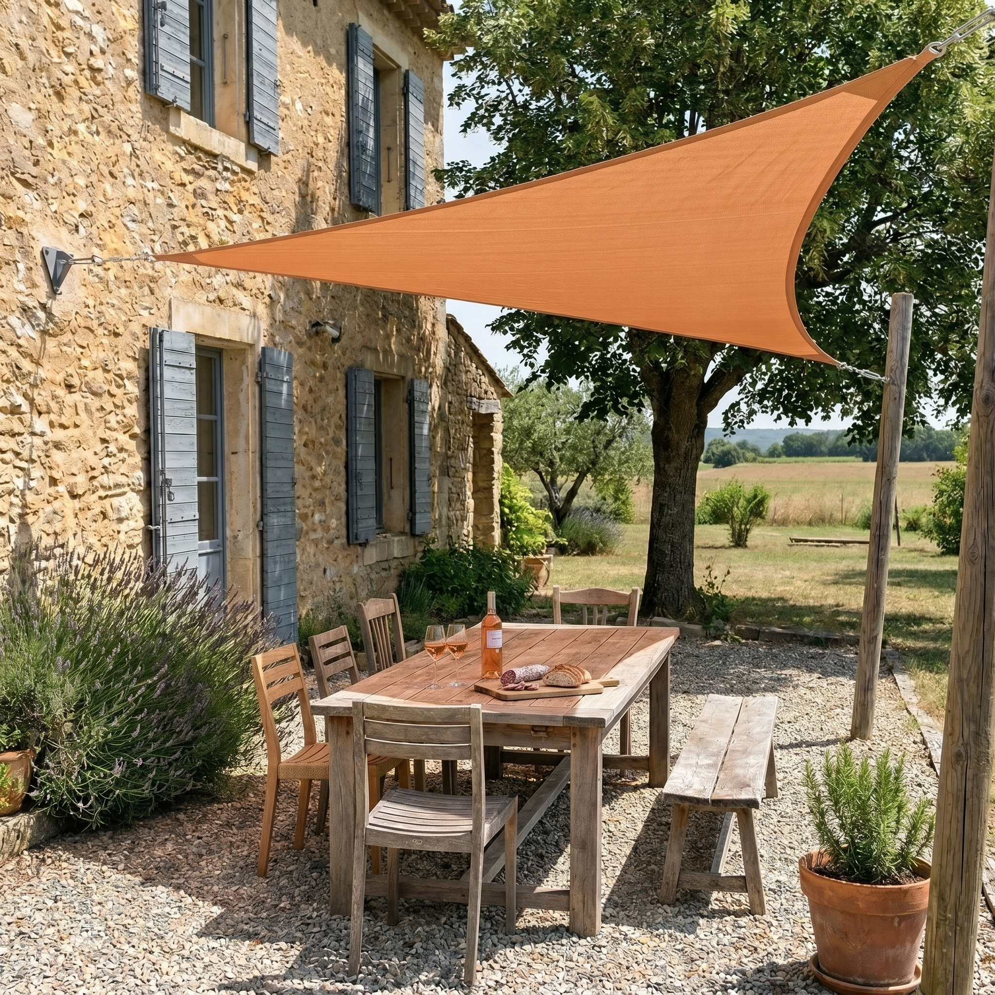 Voile d'ombrage triangulaire orange - mise en situation extérieure