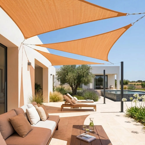 Voile d'ombrage triangulaire orange - vue rapprochée