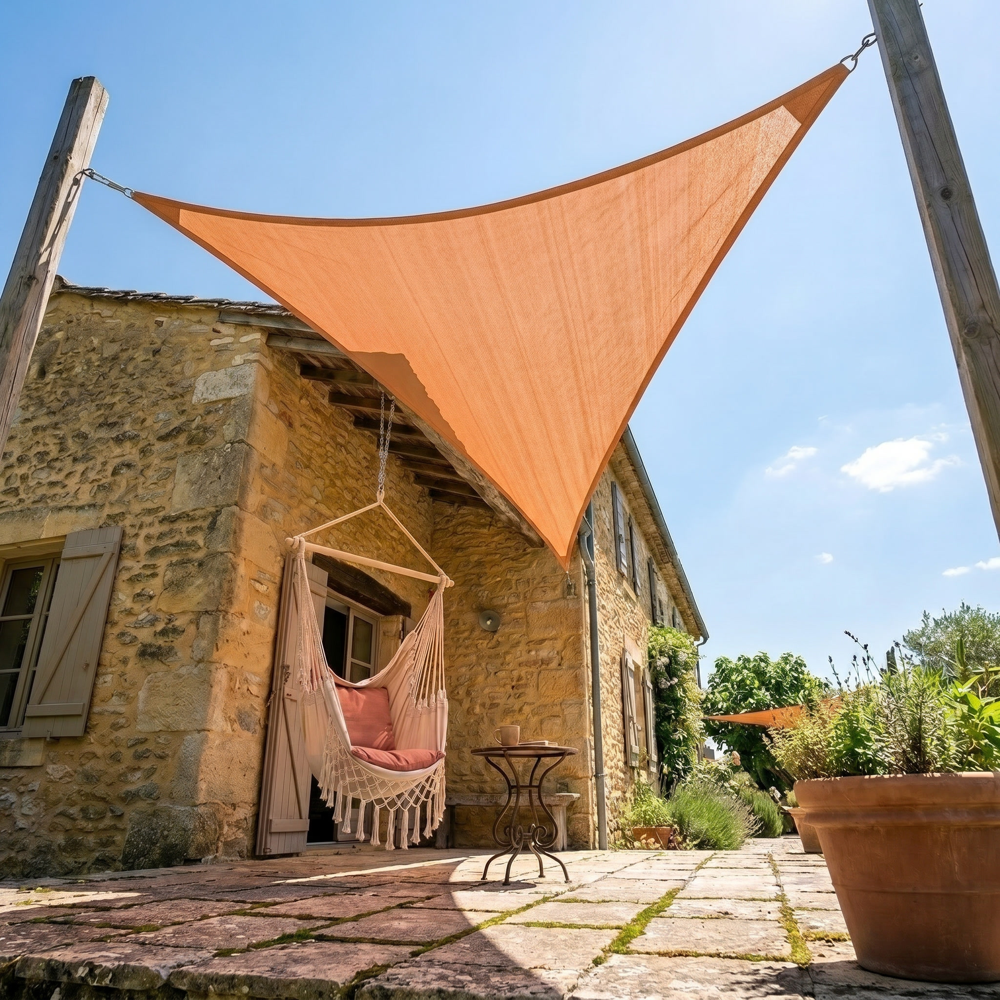 Voile d'ombrage triangulaire orange - installation sur terrasse