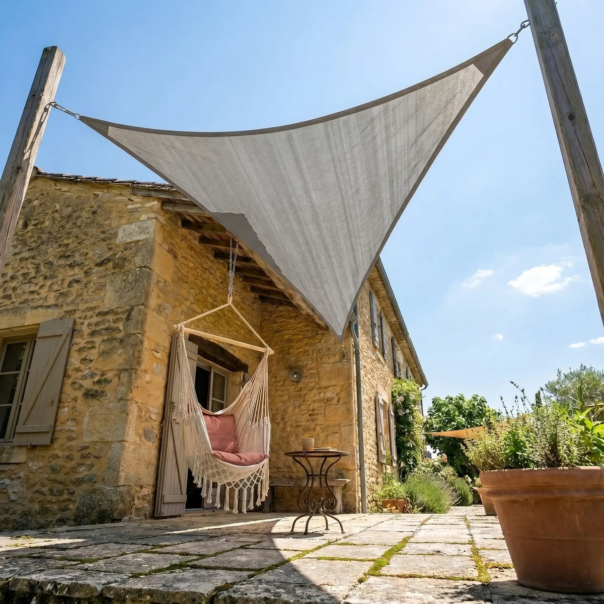 Voile d'ombrage triangulaire gris - installation sur terrasse