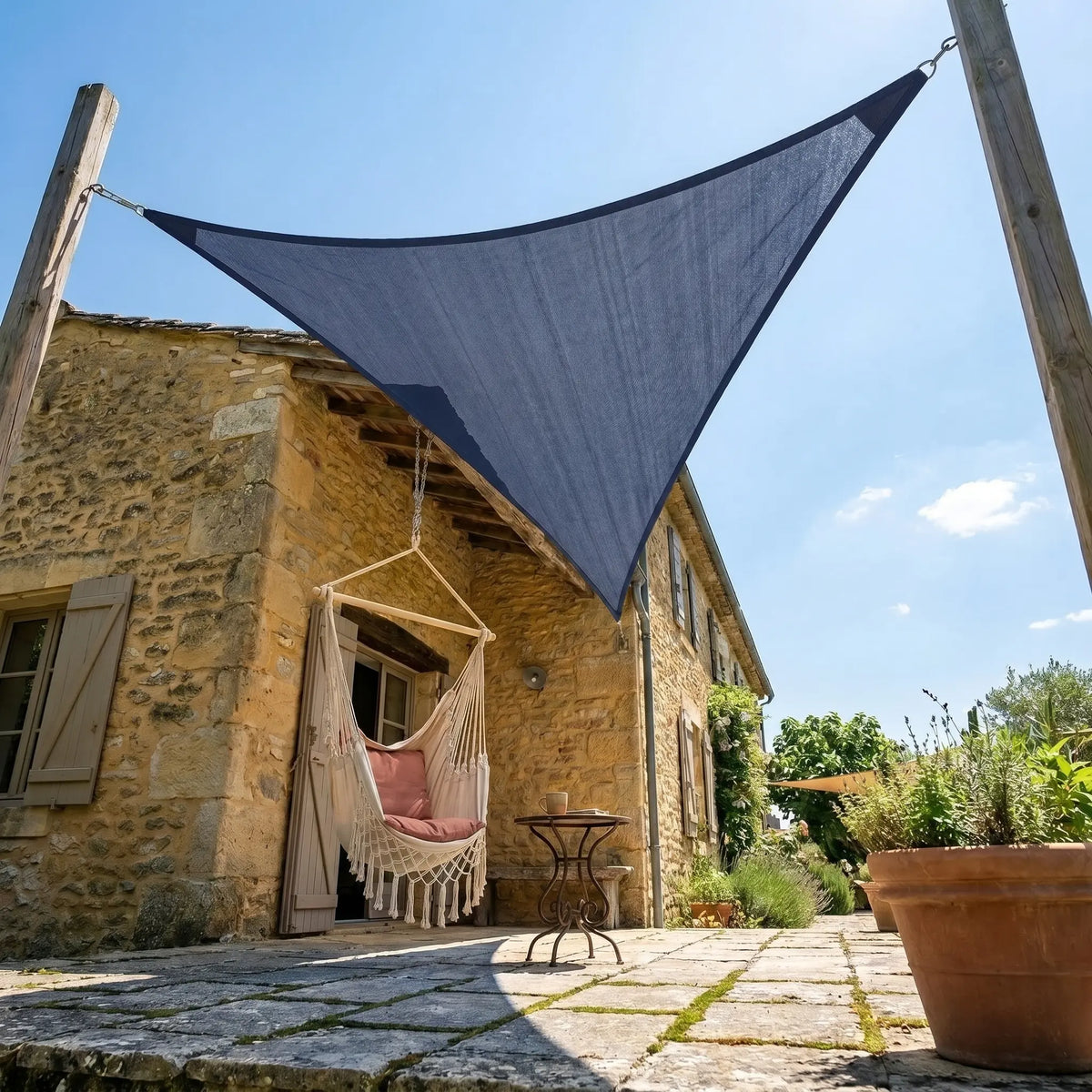 Voile d'ombrage triangulaire bleu - installation sur terrasse