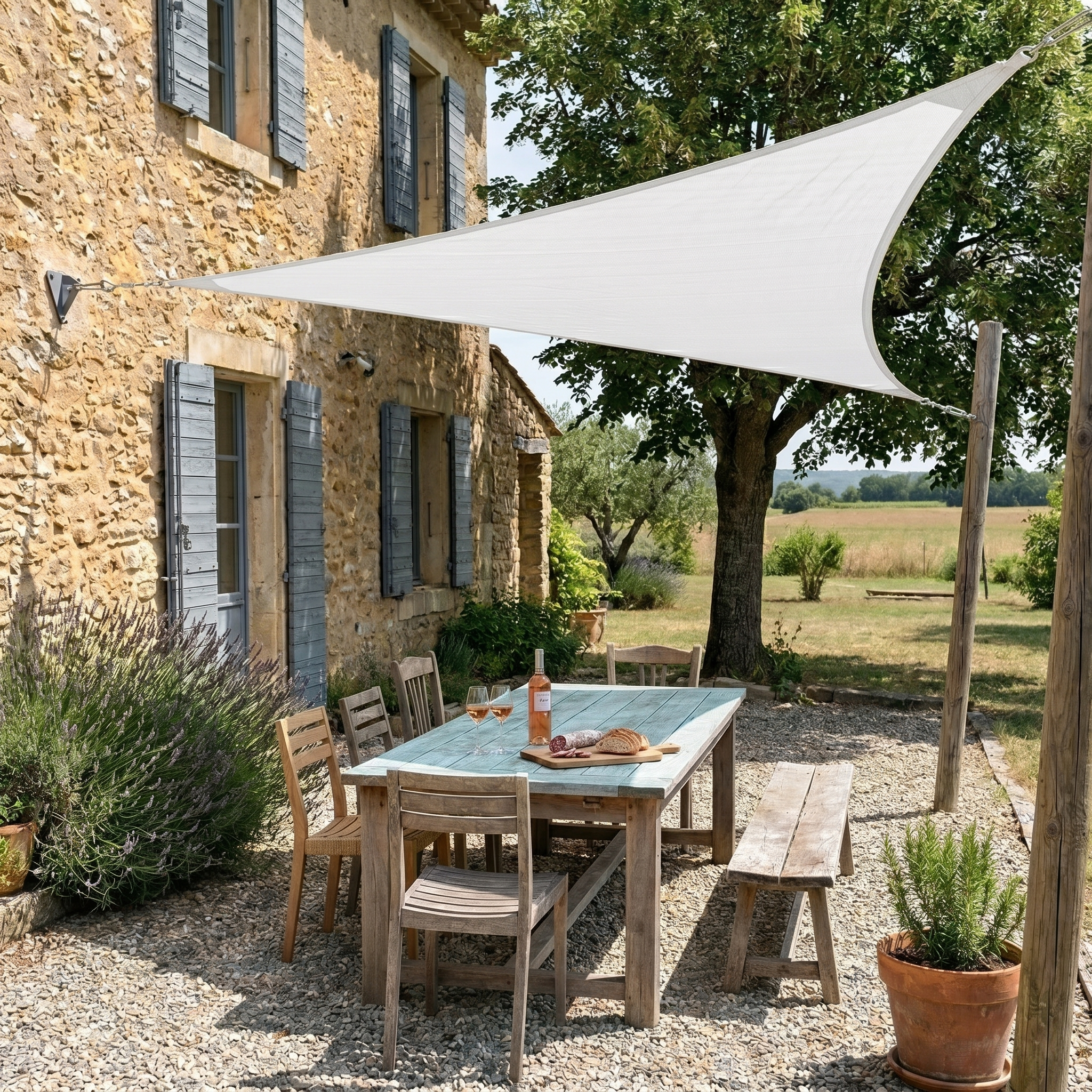 Voile d'ombrage triangulaire blanc - mise en situation extérieure