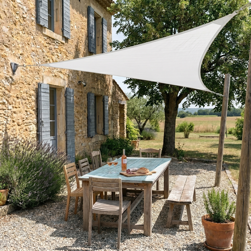 Voile d'ombrage triangulaire blanc - mise en situation extérieure