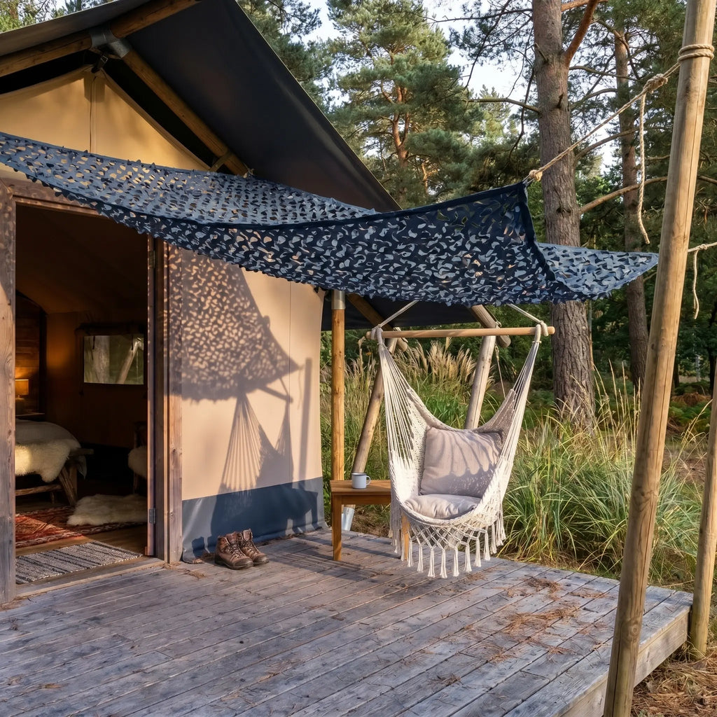 Filet d'ombrage en camouflage bleu - installation sur terrasse